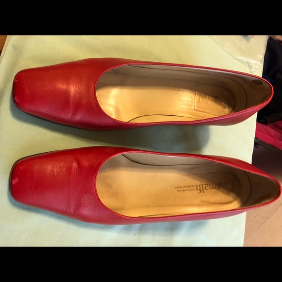 Shoe - Picture 2 of 4